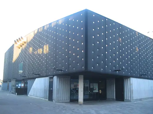 Photo 1: Exterior