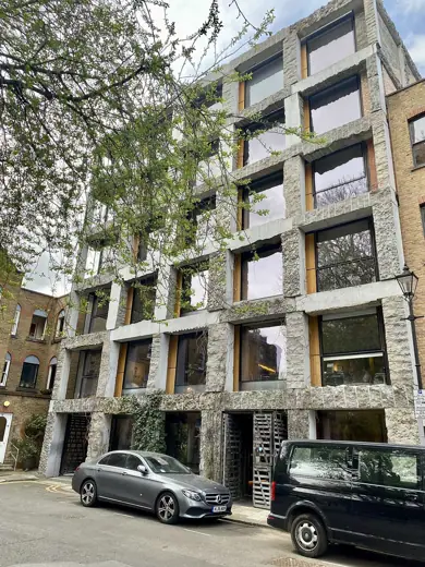 Photo 4: Exterior