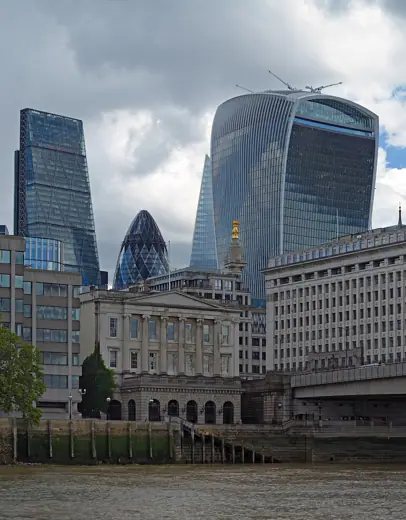 Photo 4: Interior · Near the London Bridge is a bit closely