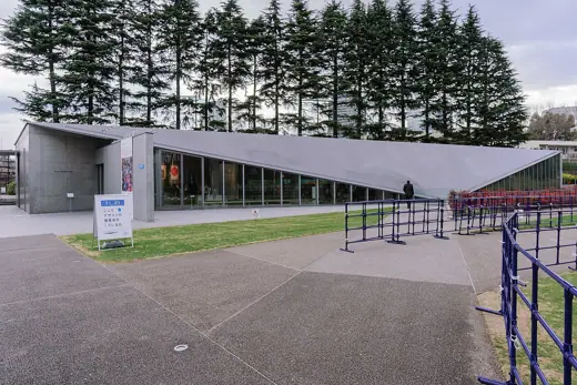 Photo 2: Exterior