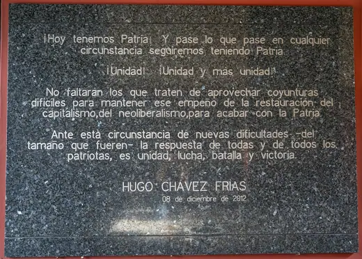 Photo 4: Exterior · Placa citando un mensaje de Hugo Chávez a los venezolanos el 8 de diciembre de 2012