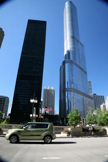 Photo 3: Exterior · Source : WIKIPEDIA 330 NORTH WABASH : 1973 212 mtrs arch