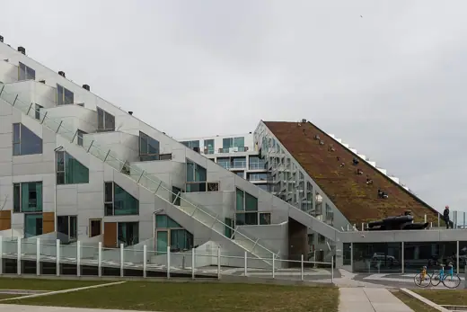 Photo 3: Exterior · 8-tallet
