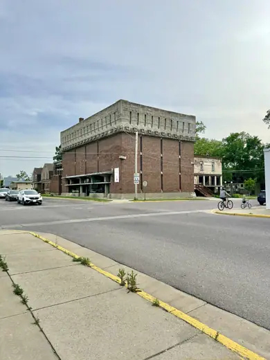 Photo 1: Exterior