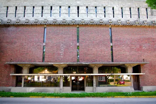 Photo 3: Exterior