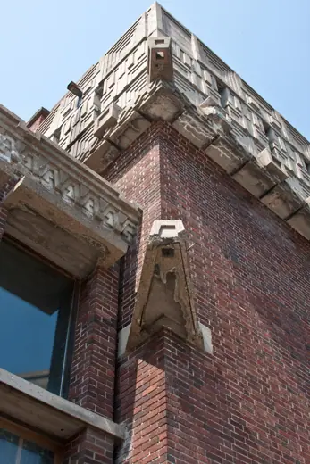 Photo 4: Exterior