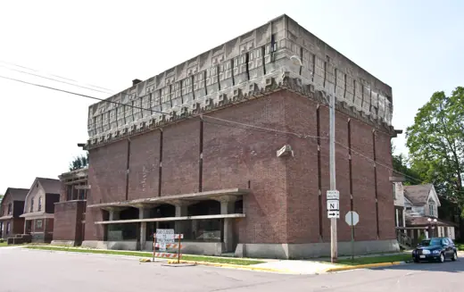 Photo 5: Exterior