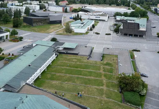 Photo 1: Exterior