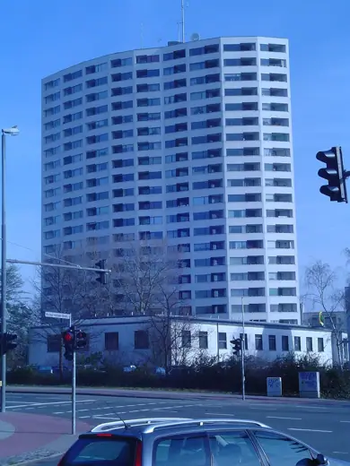 Photo 2: Exterior · Aalto-Hochhaus in der Neuen Vahr (Bremen), von SO