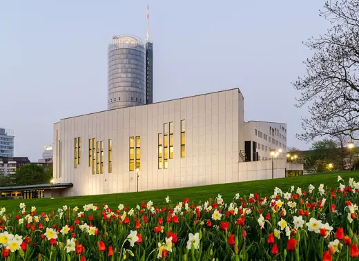 Photo 4: Exterior