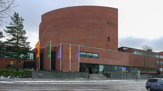 Photo 2: Exterior