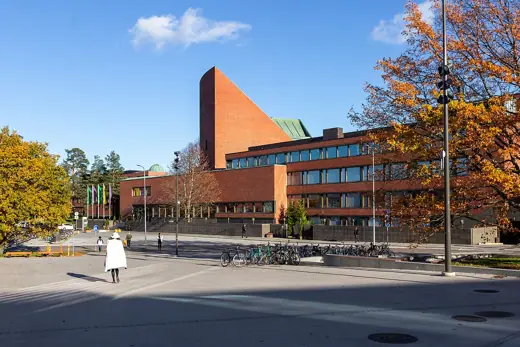 Photo 4: Exterior