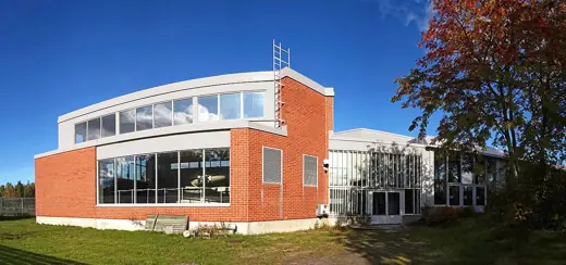 Photo 1: Exterior