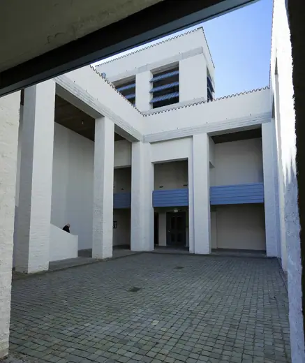 Photo 5: Interior · Sint Benedictusberg: Interieur, atrium met zicht op betegelde binnenplaats en de galerij met opgang