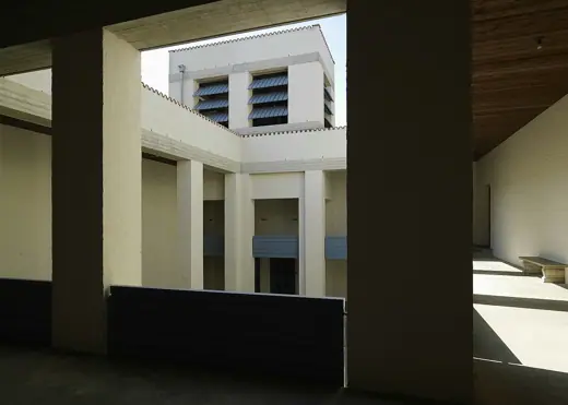 Photo 6: Interior · Sint Benedictusberg: Interieur bovenkerk, zicht vanaf de galerij op de open binnenplaats uit 1962 en 1968