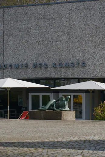 Photo 4: Exterior
