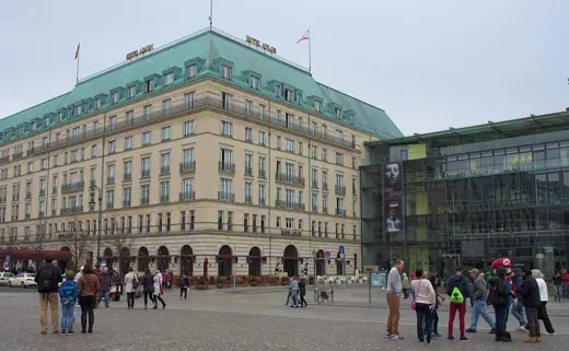 Photo 4: Exterior · Berlin, Hotel Adlon Kempinski und Akademie der Künste am Pariser Platz