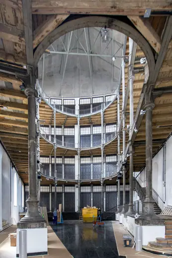 Photo 5: Interior