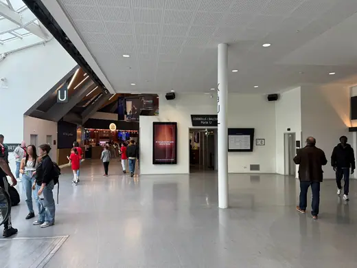 Photo 5: Interior · Intérieur du palais omnisports de Paris Bercy, Paris
