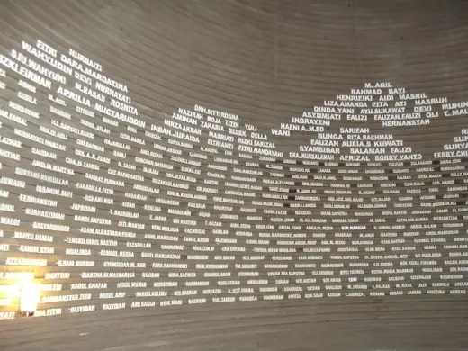 Photo 2: Exterior · Bagian dalam struktur Museum Tsunami
