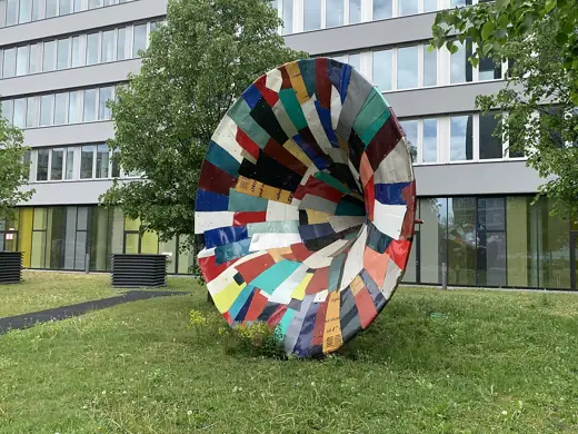 Photo 5: Detail · Trichterähnliche Skulptur (Tuba?) ohne Beschriftung