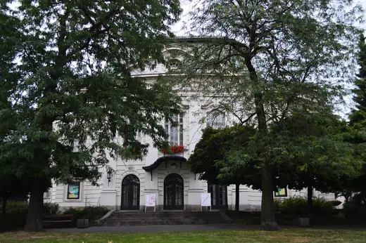 Photo 4: Exterior