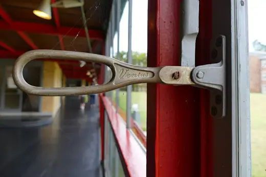Photo 6: Detail · Former ADGB Trade Union School - handle for opening the windows in the glass walkway