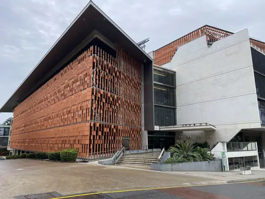 Photo 2: Exterior · In St Lucia, Brisbane, Queensland, Australien