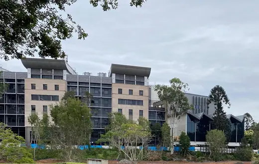 Photo 3: Exterior · In St Lucia, Brisbane, Queensland, Australien