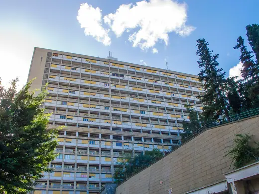 Photo 2: Exterior · Vue d'un des immeubles "Aérohabitat" (le n°2), boulevard Krim Belkacem, à Alger, en octobre 2010
