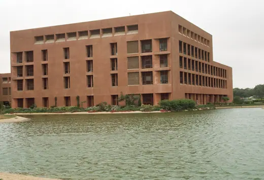 Photo 2: Exterior · Agha Khan Hospital Karachi