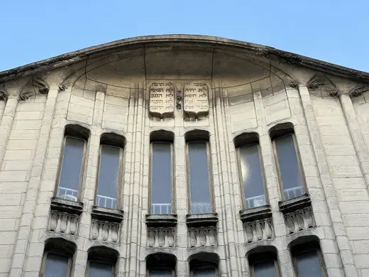 Photo 4: Exterior