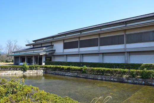 Photo 2: Exterior