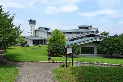 Photo 3: Exterior