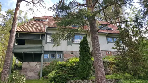 Photo 2: Exterior