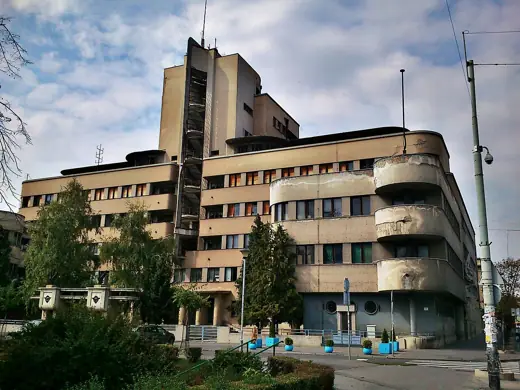 Photo 1: Exterior