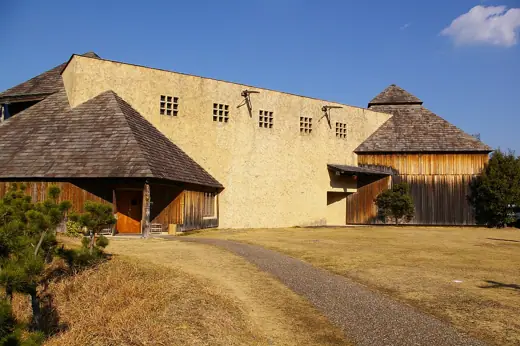 Photo 2: Exterior