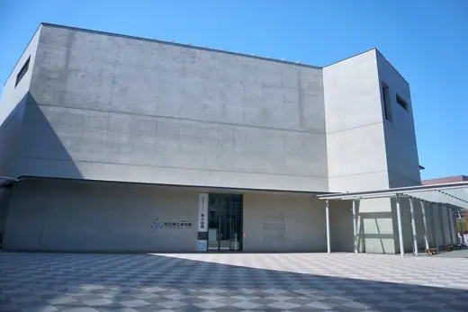 Photo 1: Exterior