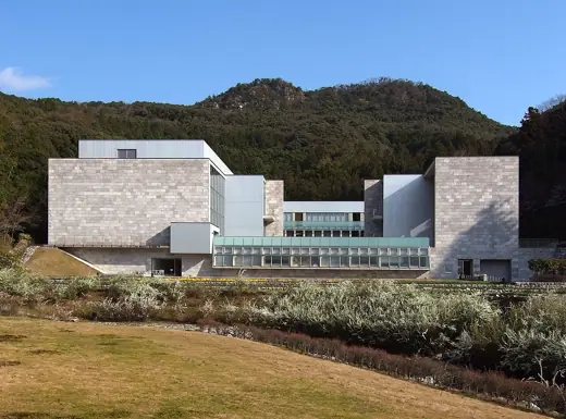 Photo 1: Exterior