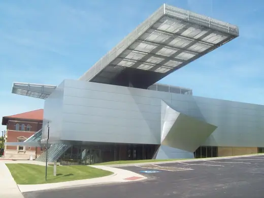 Photo 1: Exterior