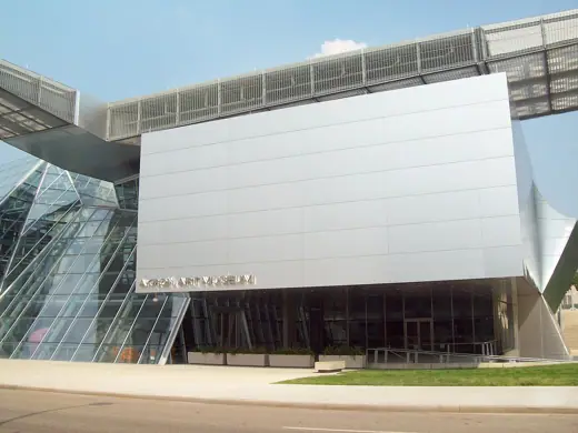 Photo 2: Exterior