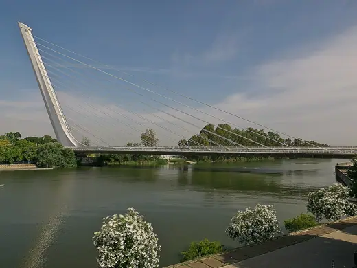 Photo 2: Exterior · Puente de Santiago Calatrava (1992) para la Exposición Universal de Sevilla de 1992 