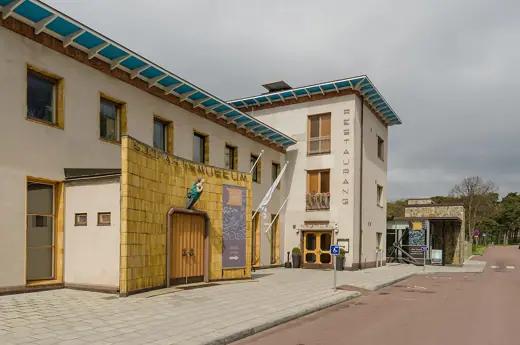 Photo 3: Exterior