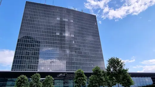 Photo 3: Exterior