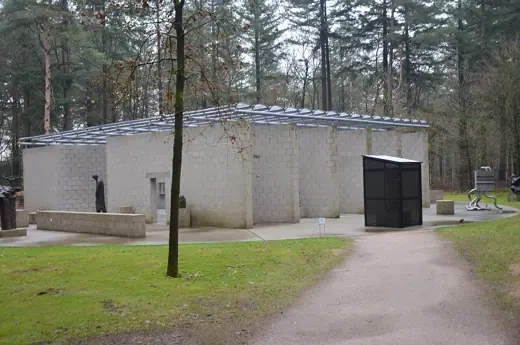 Photo 2: Exterior