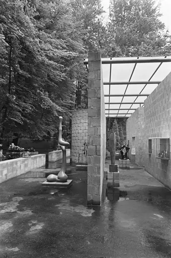 Photo 4: Exterior