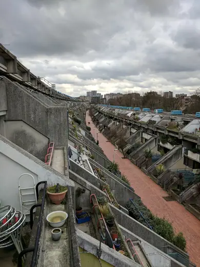 Photo 4: Exterior