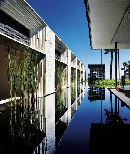Photo 3: Exterior