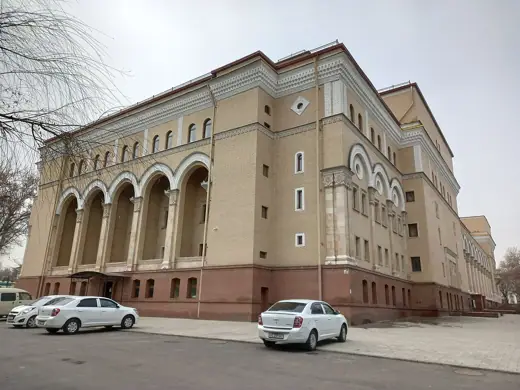 Photo 4: Exterior