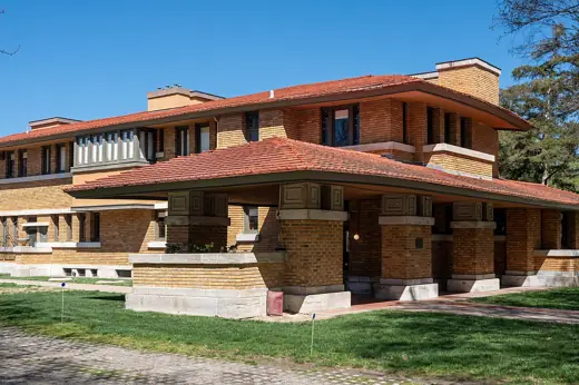 Photo 2: Exterior
